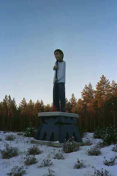Statue av glassblåser ved Magnor - Klikk for stort bilde
